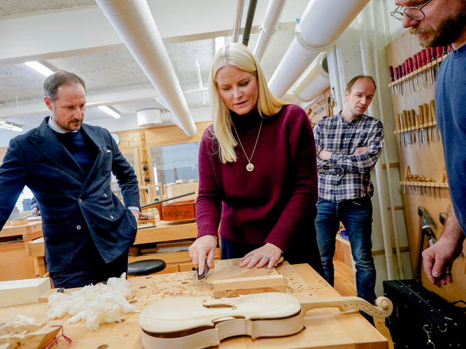 I treverkstaden blir blant anna musikkinstrument til. Foto: Lise Åserud, NTB